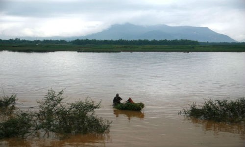 Thuong tam mot be trai bi chet duoi trong lu